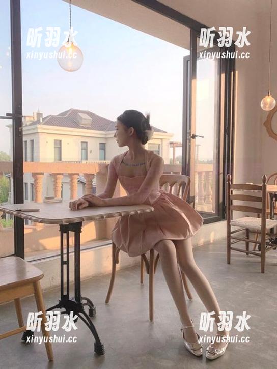 让艺术与现实交融，KuukoW油亮图包展现了写真作品的新视角