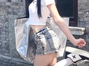 MiiTao蜜桃社 - 独特视角：下载月音瞳的网袜原图，感受她的魅力与性感