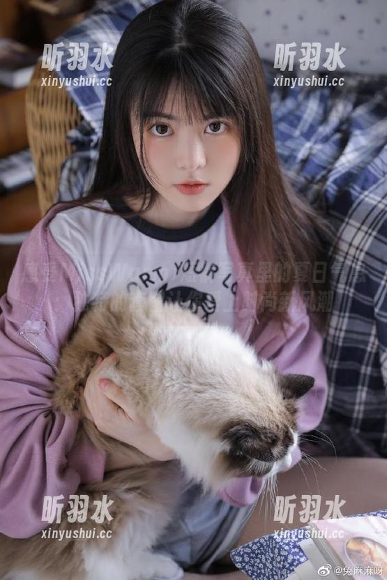 MissWarmJ 感受MissWarmJ短裤写真里的夏日气息:独特的套图让你爱上时尚新风潮