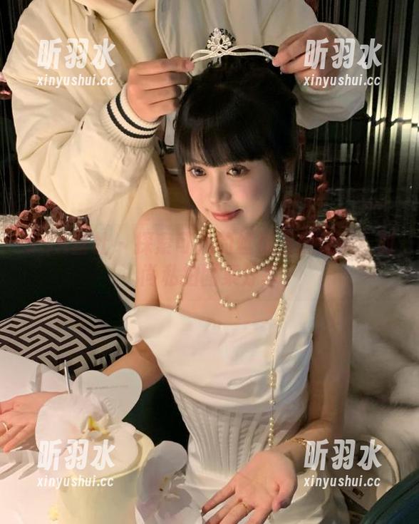 SSA丝社 - 探索可儿的丝袜玉足之美：时尚私拍图集分享