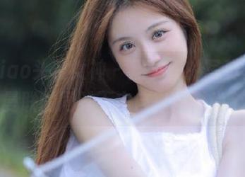 TouTiao头条女神 - 周夕爱的写真套图，致敬曼联的同时不忘自己的时尚个性！