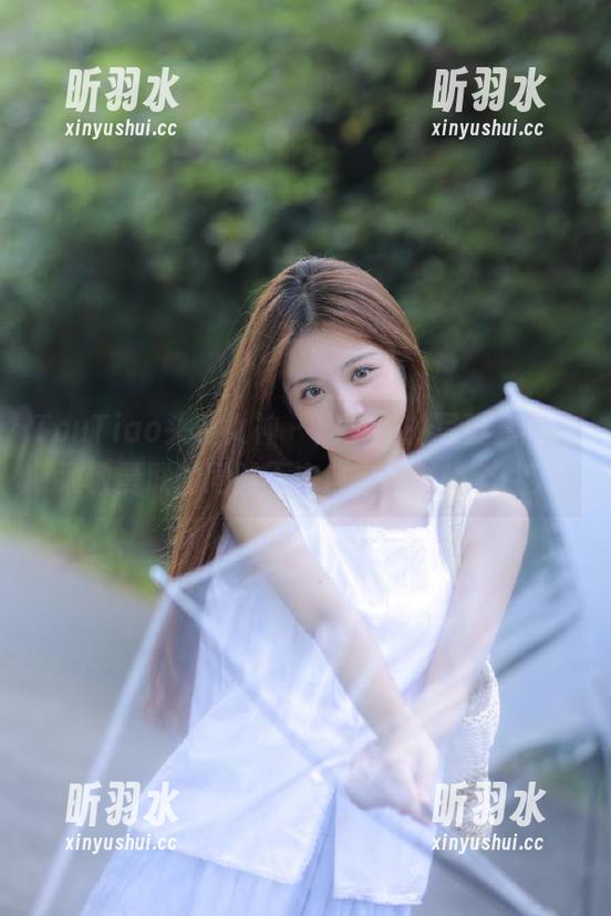 TouTiao头条女神 - 周夕爱的写真套图，致敬曼联的同时不忘自己的时尚个性！