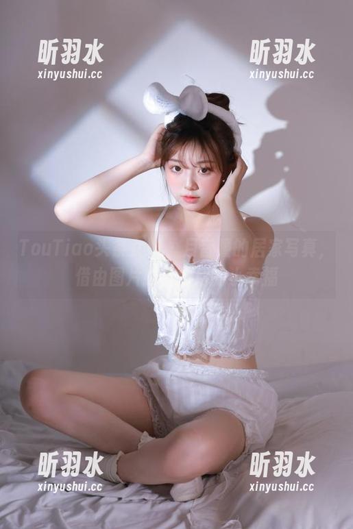 TouTiao头条女神 - 月音瞳的居家写真，借由图片探寻生活的小幸福