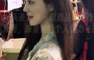 TouTiao头条女神 - 诚邀品味：穆菲菲全套美足原图，探索她的个人魅力与时尚气息