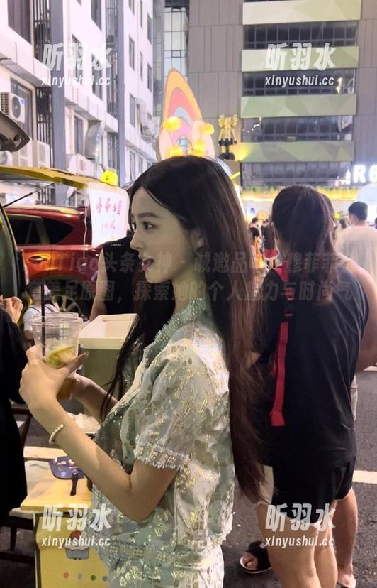 TouTiao头条女神 - 诚邀品味：穆菲菲全套美足原图，探索她的个人魅力与时尚气息