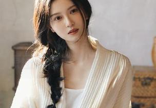 UGirls尤果网 - 体验芊小童的蕾丝梦幻：高清原图带你走进唯美的艺术世界