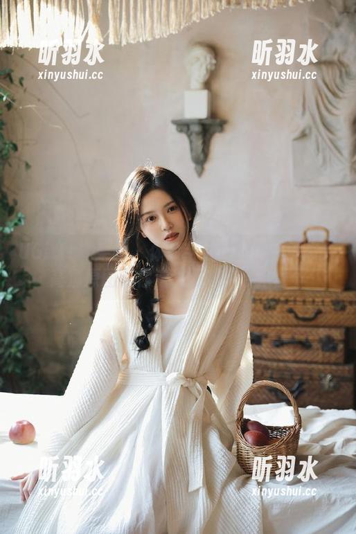 UGirls尤果网 - 体验芊小童的蕾丝梦幻：高清原图带你走进唯美的艺术世界
