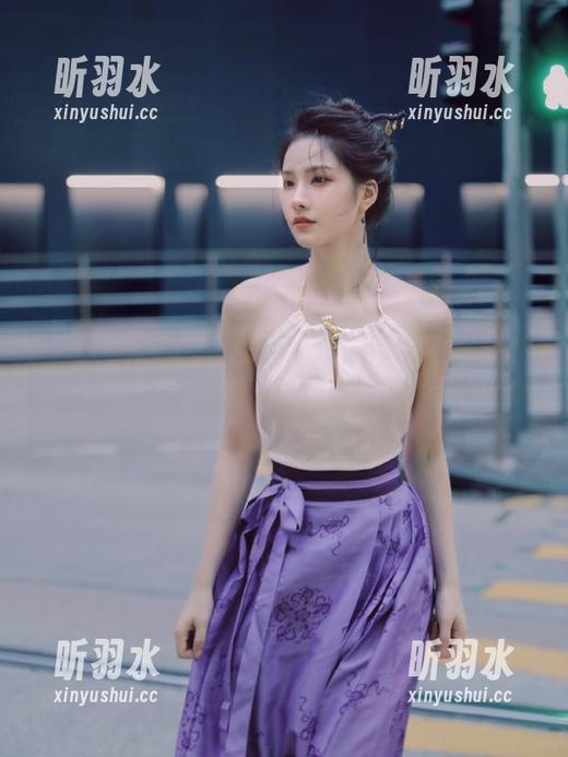 UGirls尤果网 - 在谭晓彤的毛衣写真中，原图捕捉了她优雅姿态与生活态度的完美瞬间