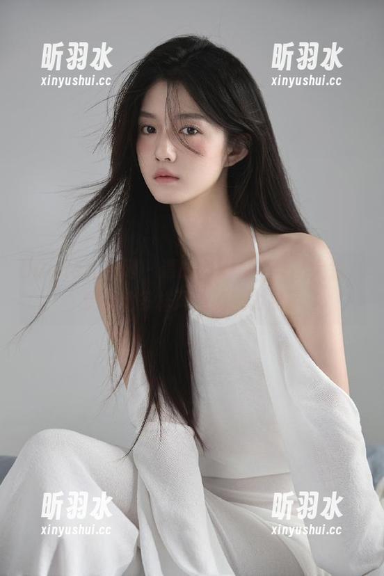 UGirls尤果网 - 谭晓彤比基尼作品大赏，观看她多样风格的魅力展示