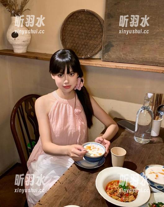 UGirls尤果网 - 最新旅拍写真，赵伊彤教你如何在旅行中保持完美表情与身材！