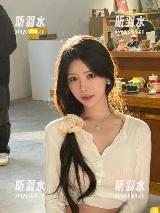 Xiuren秀人网 - 谢小蒽全新写真集《学妹》，映照出独特的青春气息与风格 - 昕羽水