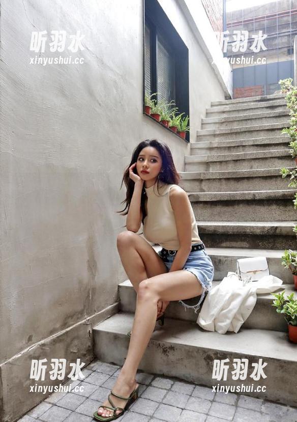 Xiuren秀人网 - 在线求笑点！周美美alicia的吊带原图上线，看完你会笑到抽筋！