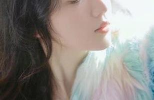 Xiuren秀人网 - 婠婠么红裙写真全集，展现她如何将优雅进行到底的绝美瞬间