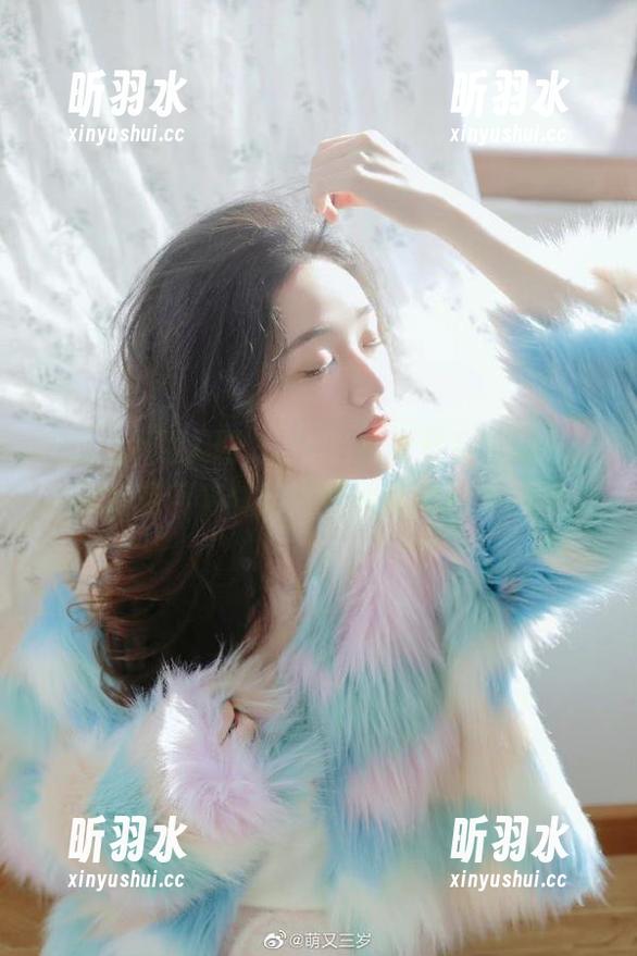 Xiuren秀人网 - 婠婠么红裙写真全集，展现她如何将优雅进行到底的绝美瞬间