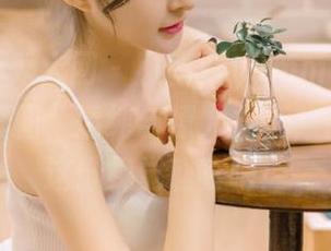 Xiuren秀人网 - 小蛮妖yummy倾情分享女仆套图，清纯与撩人并存，快来感受这份视觉盛宴吧！