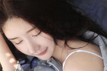 Xiuren秀人网 - 月野兔美妞的白色魅力秀，图包分享带你领略她的风格与气质！