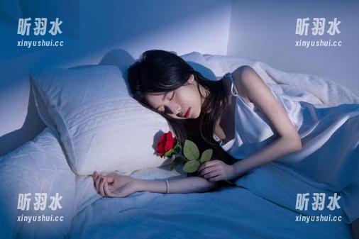Xiuren秀人网 - 李七喜的毛衣写真合集：冬季必备的时尚灵感与穿搭指南