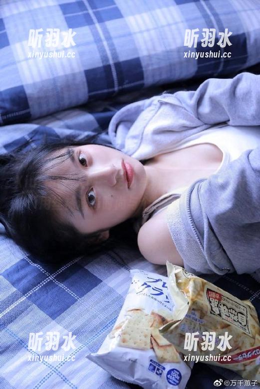Xiuren秀人网 - 定制写真：林文文yooki用丝袜演绎时尚与个性的完美结合