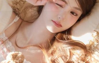 Xiuren秀人网 - 王俪丁呀眼镜系列写真套图重磅更新，时尚与个性的完美结合，值得一看！