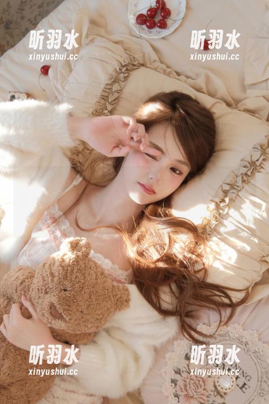Xiuren秀人网 - 王俪丁呀眼镜系列写真套图重磅更新，时尚与个性的完美结合，值得一看！