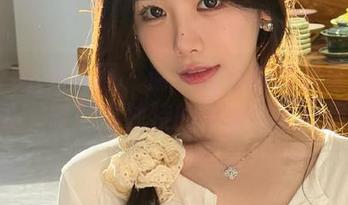 Xiuren秀人网 - 谢小蒽全新写真集《学妹》，映照出独特的青春气息与风格
