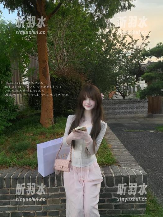 ZinieQ 透视ZinieQ泳装写真更新,捕捉每一个引人注目的瞬间