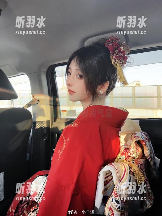 一小央泽的最新图集：体操服照片传递运动风尚与时尚气息