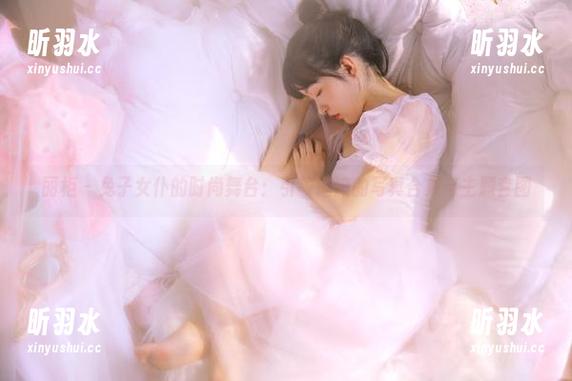 丽柜-兔子 丽柜 - 兔子女仆的时尚舞台:引领潮流的写真合集与主题套图