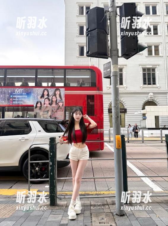 丽柜 - 凌凌制服写真全新发布，观看原图感受她的迷人风采与个性魅力！