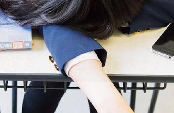 克拉女神 - 当吕佳学妹的全套写真撞上我的审美，瞬间感觉自己太土了！