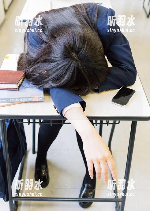 克拉女神 - 当吕佳学妹的全套写真撞上我的审美，瞬间感觉自己太土了！