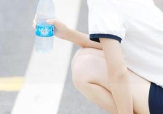 克拉女神 - 小芹的私房制服写真，感受图片背后那份悸动与精彩的故事