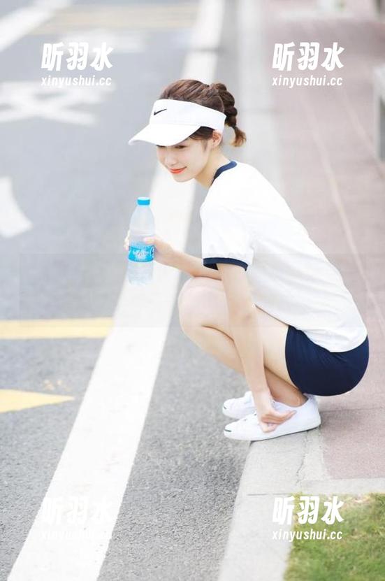克拉女神-小芹 克拉女神 - 小芹的私房制服写真,感受图片背后那份悸动与精彩的故事