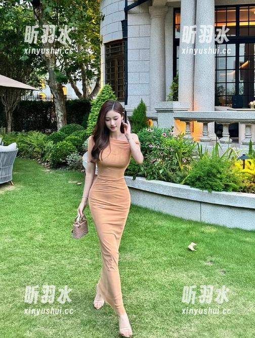 克拉女神 - 跟随汤怡的视角，揭秘私房睡衣写真背后的温暖故事