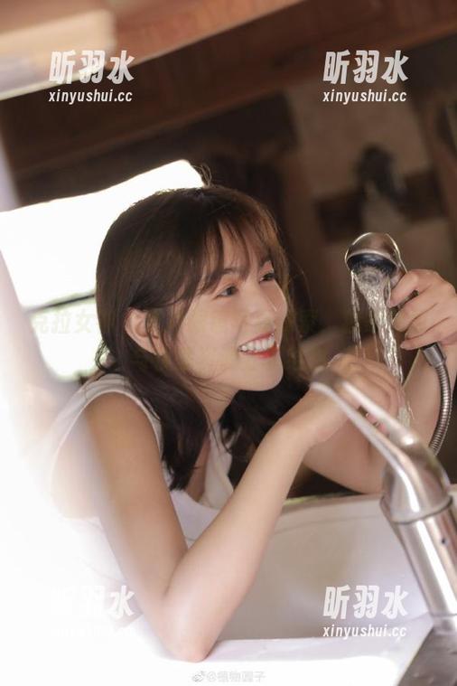 克拉女神 - 芝月眼镜写真探索，独家原图与优质资源分享给你