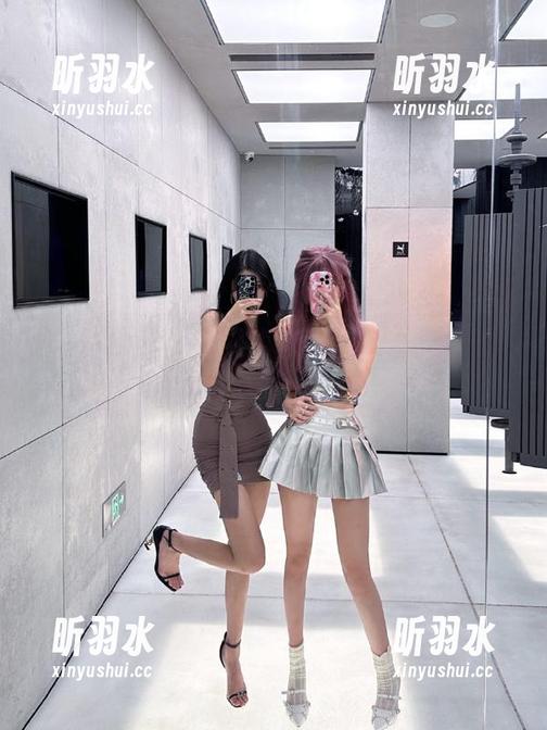 踏上兔玩映画之旅，观看铁轨旁的小细腿写真带来的视觉享受