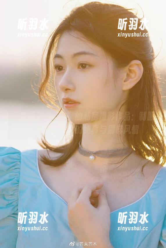 “凉凉子rioko”的私房摄影作品：制服系列展现少女的纯真与别样风情