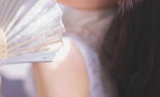 前羽_rr的空姐写真作品，观看她如何展现女性的力量与柔美