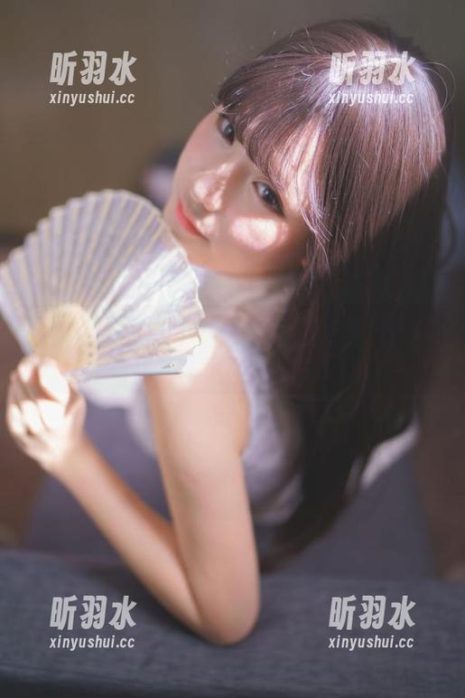 前羽_rr的空姐写真作品，观看她如何展现女性的力量与柔美