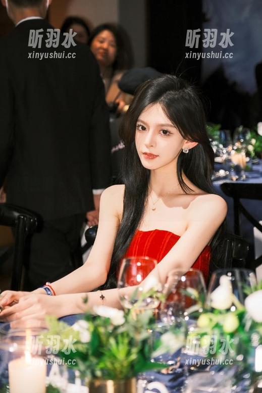 微密圈 - 免费十万口草莓粥粥职业装图册，捕捉职场女性的无限魅力与风采！