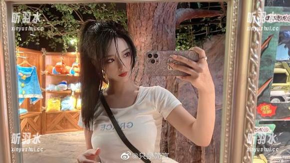 探索“鱼龙灵泽”作品，图库中的“只是简言”写真魅力大揭秘