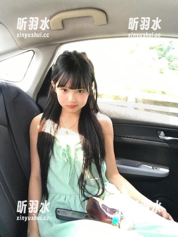 微密圈 - 随着周妍希的灰丝写真图包，感受时尚与艺术的完美交锋