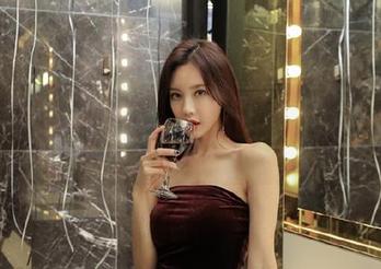 唐韵写真 - 灵灵短裙私房图集：探索她背后的故事与无限魅力！