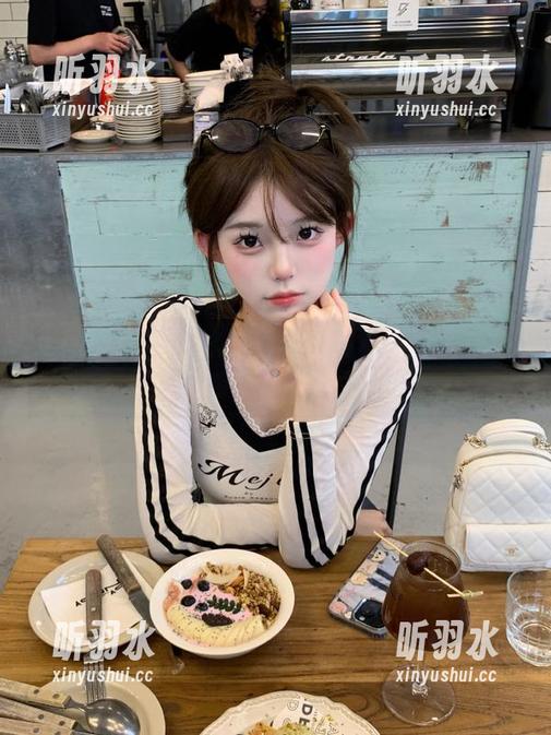 嗲囡囡 - 田冰冰白色美学写真集：解锁纯粹与梦幻的艺术世界