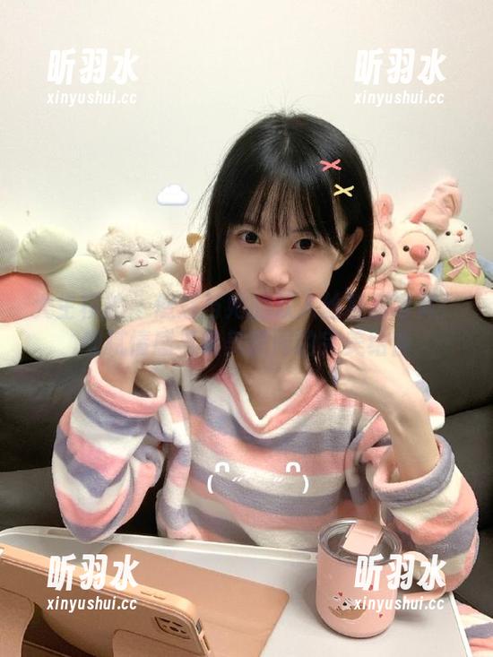大生模拍-悠悠 大生模拍 - 悠悠与她的双人丝私房写真:细腻情感与唯美瞬间的完美结合