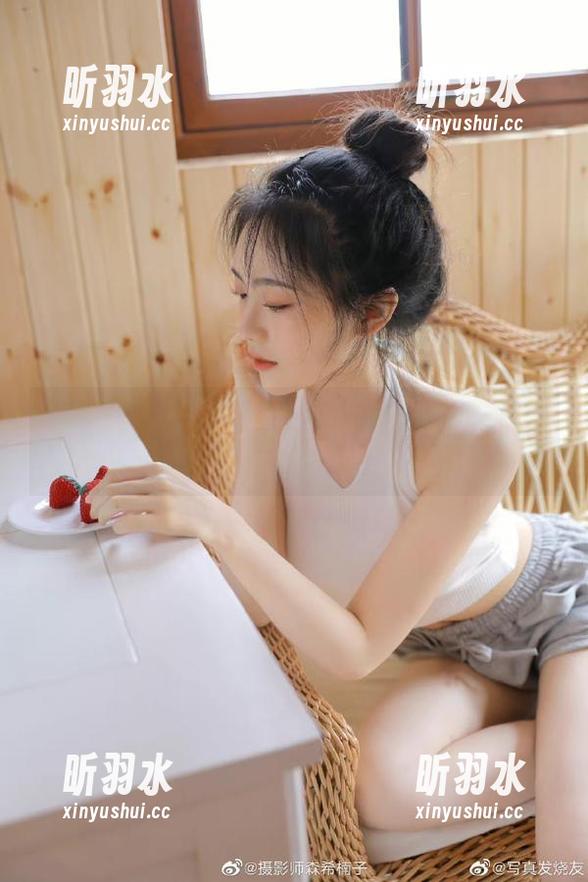 头条女神 - 尹菲的奶牛高清写真：每一帧都是自然的诗意表达