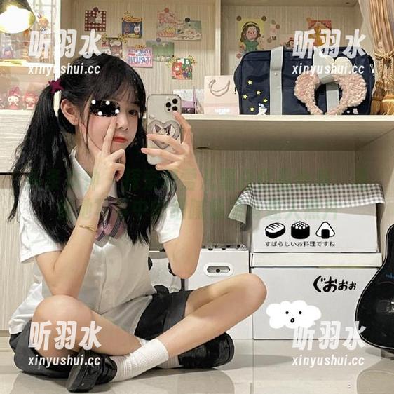 头条女神 - 探索幻雪儿黑白作品合集：透视她写真中的细腻情感与迷人照片