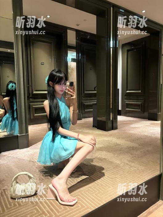 头条女神 - 探索莫小希万圣节主题写真，网盘下载一次性获取美丽瞬间！