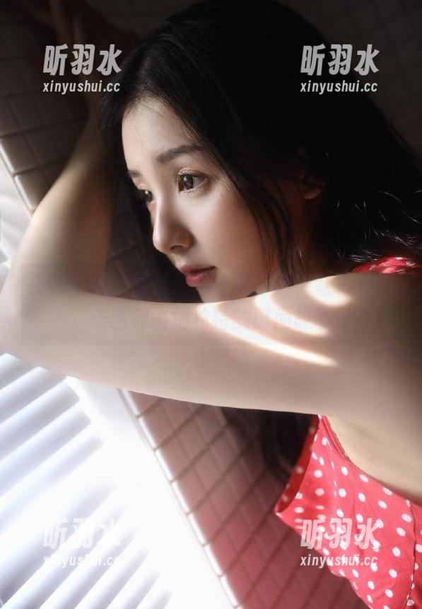 头条女神 - 蔡楠的连衣裙写真，让每一张美图都讲述独特的时尚故事