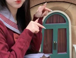 头条女神 - 语溪精致美腿图包更新，绽放时尚气息与优雅气质之美。